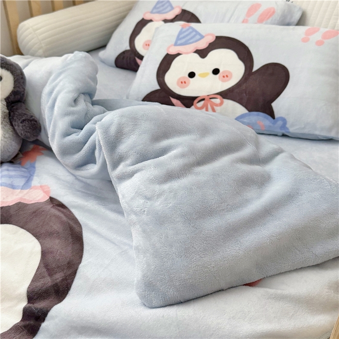 91家纺网 家纺一手货源 找家纺 萌宝家纺 2025新款大版牛奶绒被套加厚保暖儿童三件套-萌宠系列 小企鹅