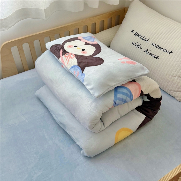 91家纺网 家纺一手货源 找家纺 萌宝家纺 2025新款大版牛奶绒被套加厚保暖儿童三件套-萌宠系列 小企鹅