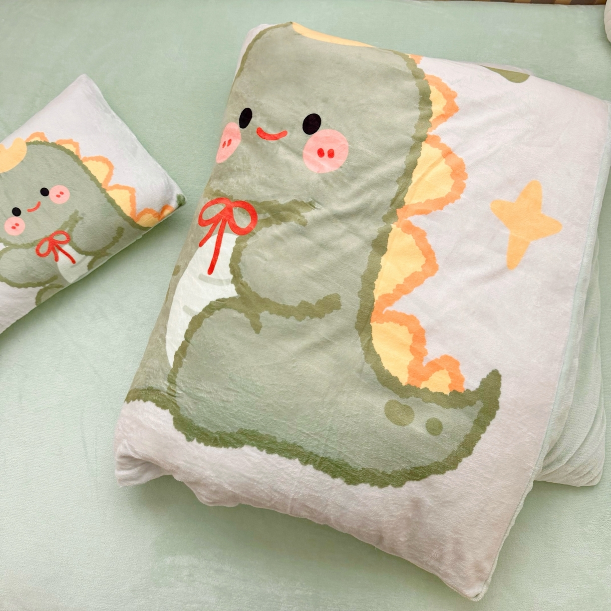 91家纺网 家纺一手货源 找家纺 萌宝家纺 2025新款大版牛奶绒被套加厚保暖儿童三件套-萌宠系列 小恐龙