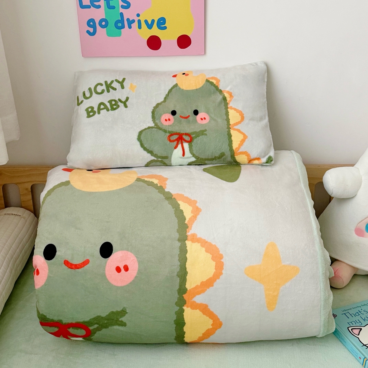 91家纺网 家纺一手货源 找家纺 萌宝家纺 2025新款大版牛奶绒被套加厚保暖儿童三件套-萌宠系列 小恐龙