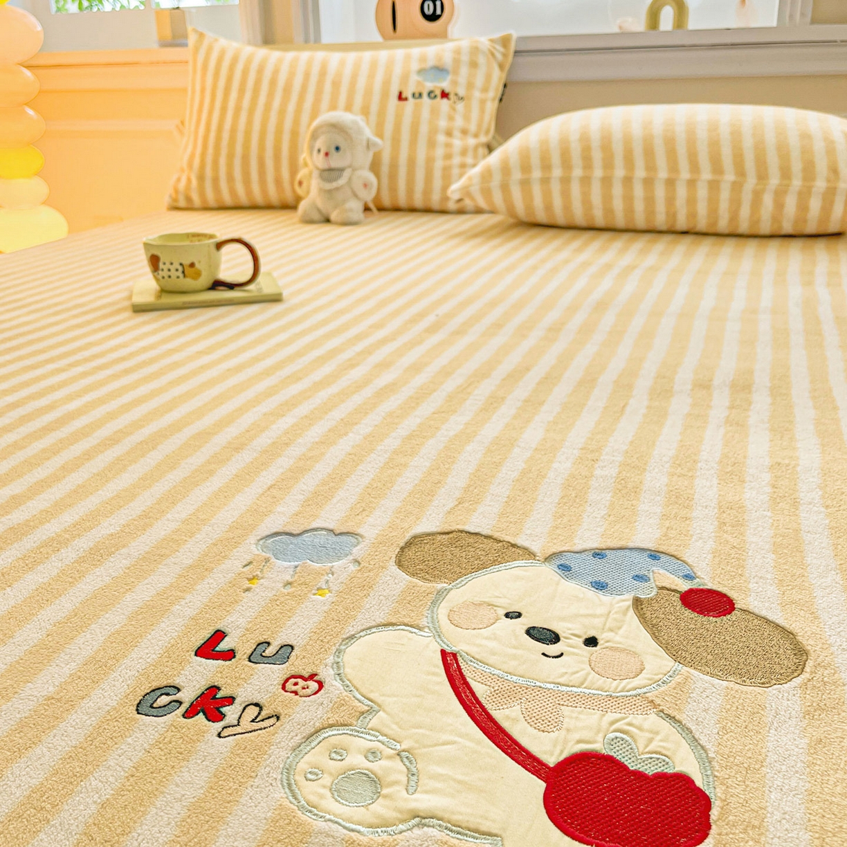 91家纺网 家纺一手货源 找家纺 乐美家纺 2025新款A类高克重贴布绣牛奶绒床笠三件套 快乐小狗