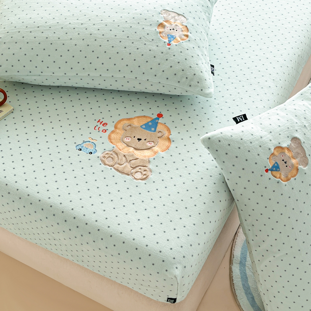 91家纺网 家纺一手货源 找家纺 乐美家纺 2025新款A类高克重贴布绣牛奶绒床笠三件套 可爱狮