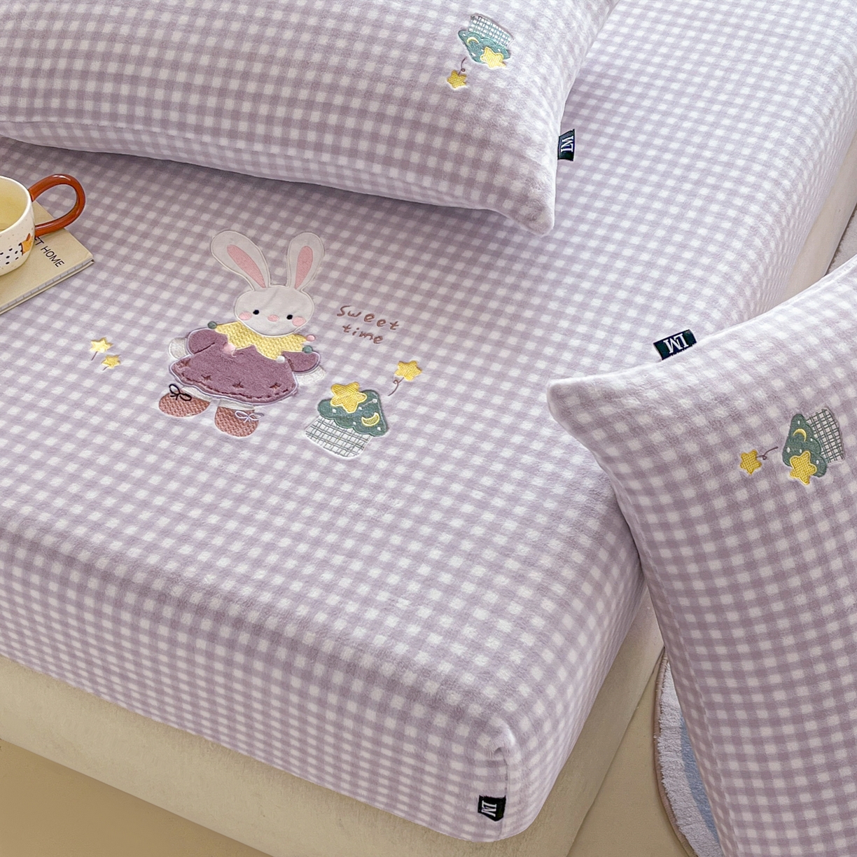 91家纺网 家纺一手货源 找家纺 乐美家纺 2025新款A类高克重贴布绣牛奶绒床笠三件套 星星兔