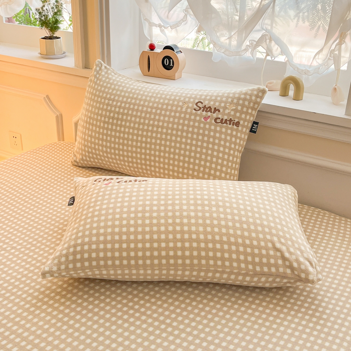 91家纺网 家纺一手货源 找家纺 乐美家纺 2025新款A类高克重贴布绣牛奶绒床笠三件套 萌萌星