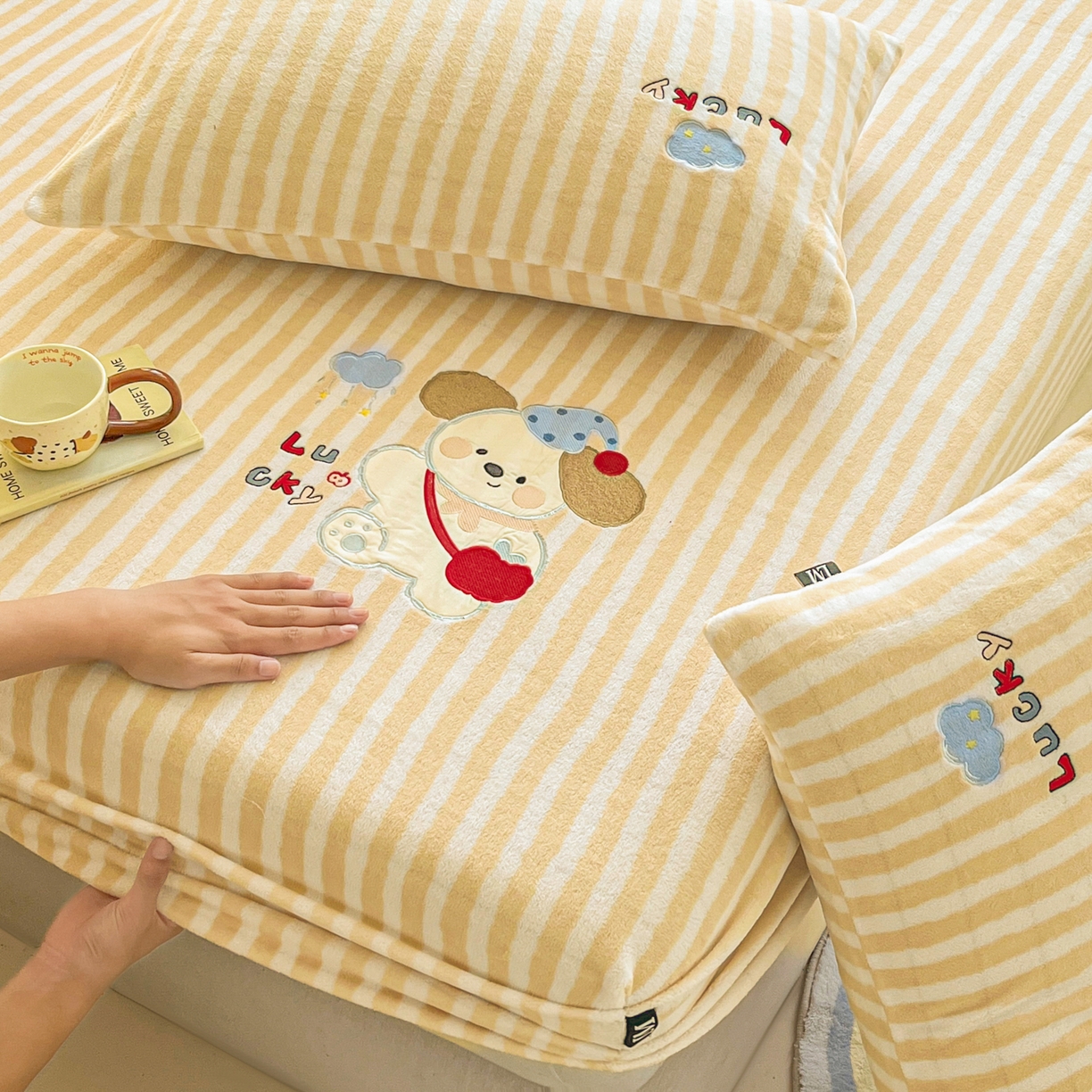 91家纺网 家纺一手货源 找家纺 乐美家纺 2025新款A类高克重贴布绣牛奶绒床笠三件套 快乐小狗