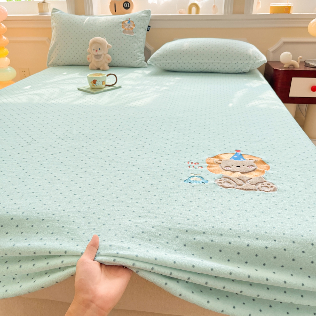 91家纺网 家纺一手货源 找家纺 乐美家纺 2025新款A类高克重贴布绣牛奶绒床笠三件套 可爱狮