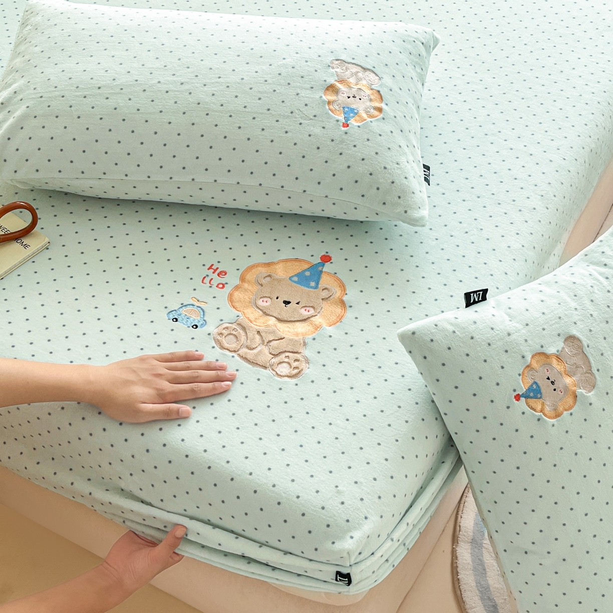 91家纺网 家纺一手货源 找家纺 乐美家纺 2025新款A类高克重贴布绣牛奶绒床笠三件套 可爱狮