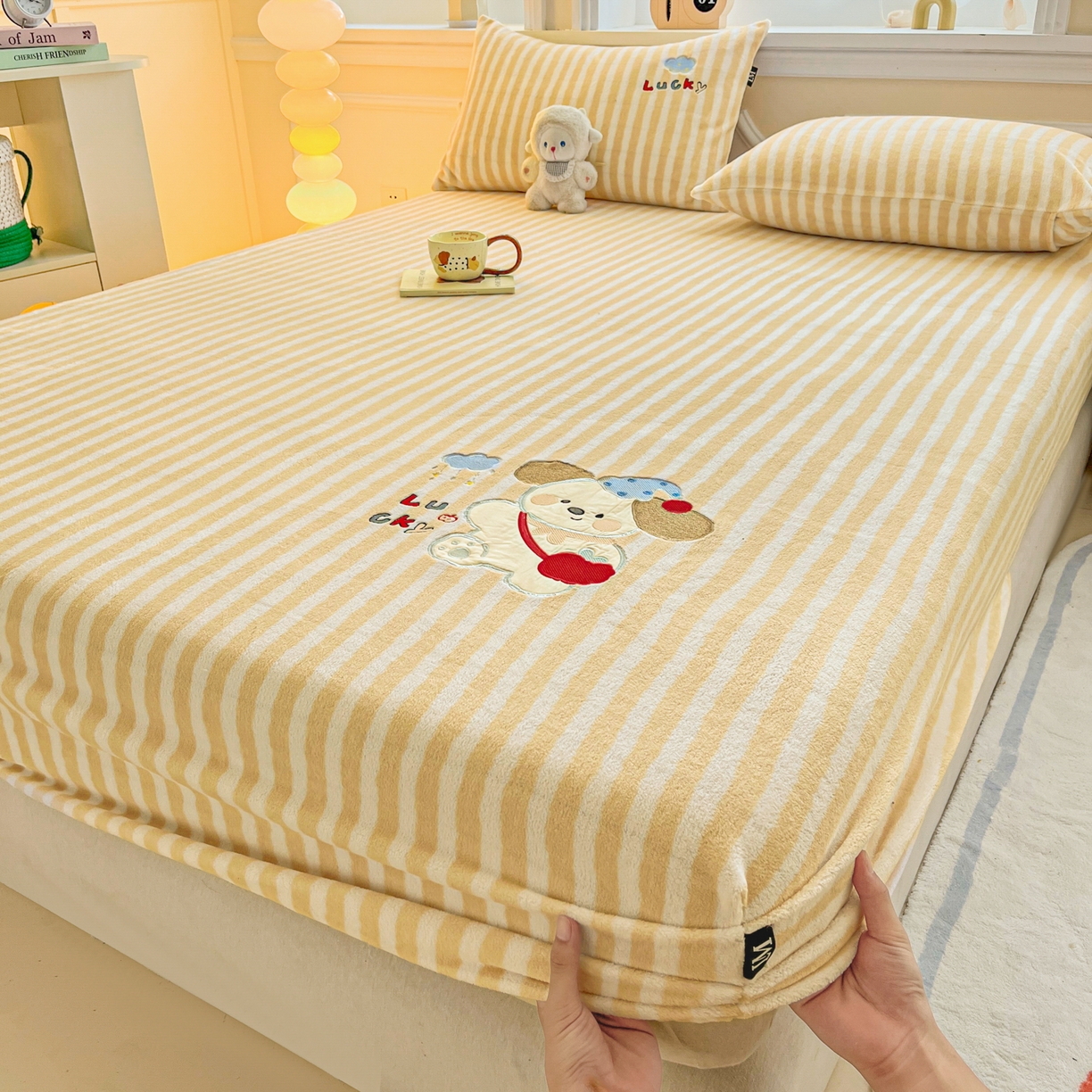 91家纺网 家纺一手货源 找家纺 （总）乐美家纺 2025新款A类高克重贴布绣牛奶绒床笠三件套