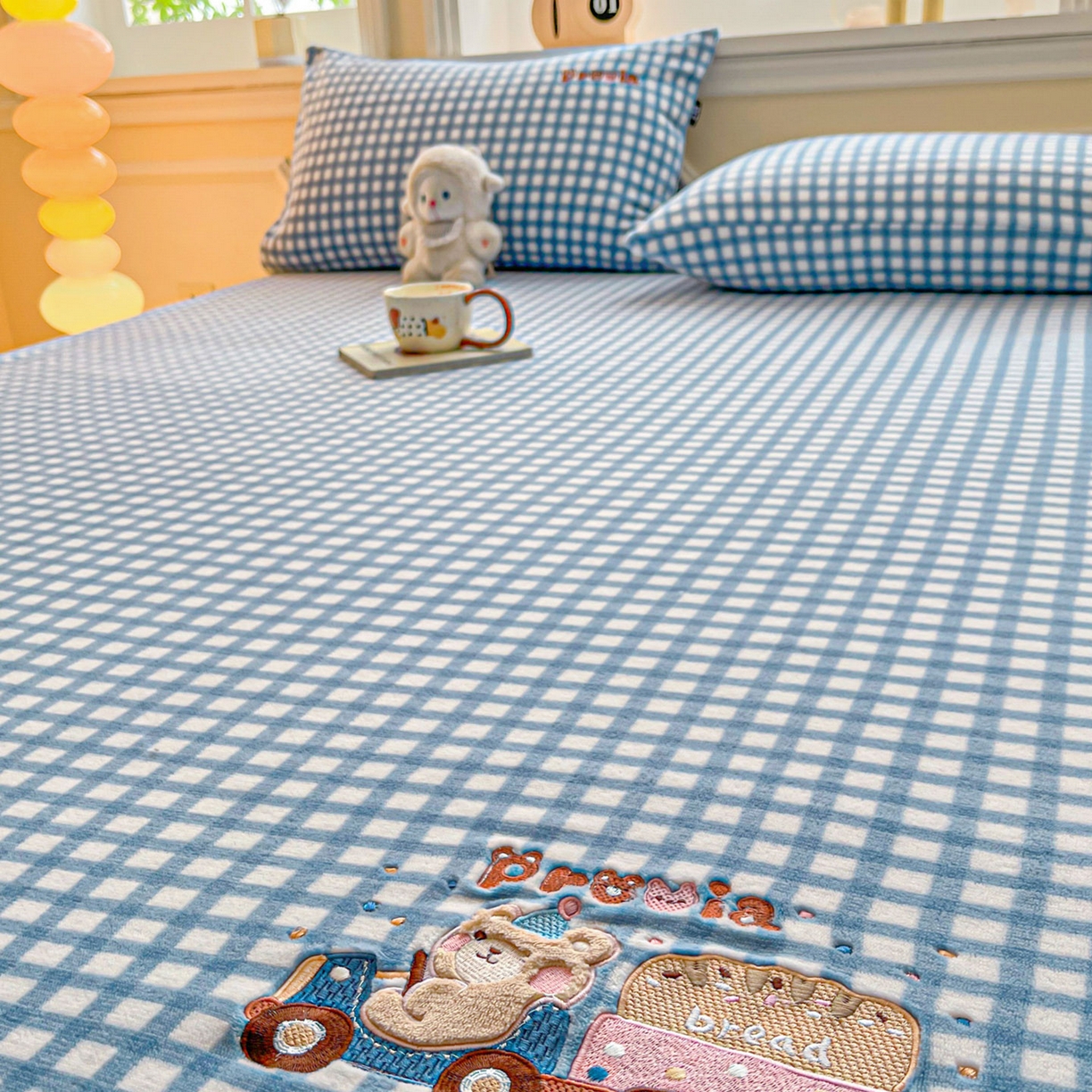 91家纺网 家纺一手货源 找家纺 乐美家纺 2025新款A类高克重贴布绣牛奶绒床笠三件套 面包熊