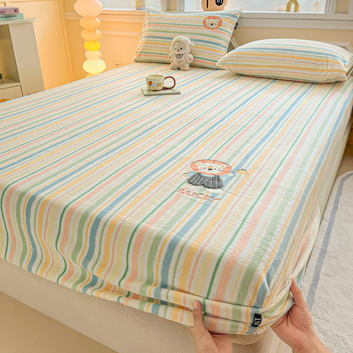 91家纺网 家纺一手货源 找家纺 乐美家纺 2025新款A类高克重贴布绣牛奶绒床笠三件套 太阳狮