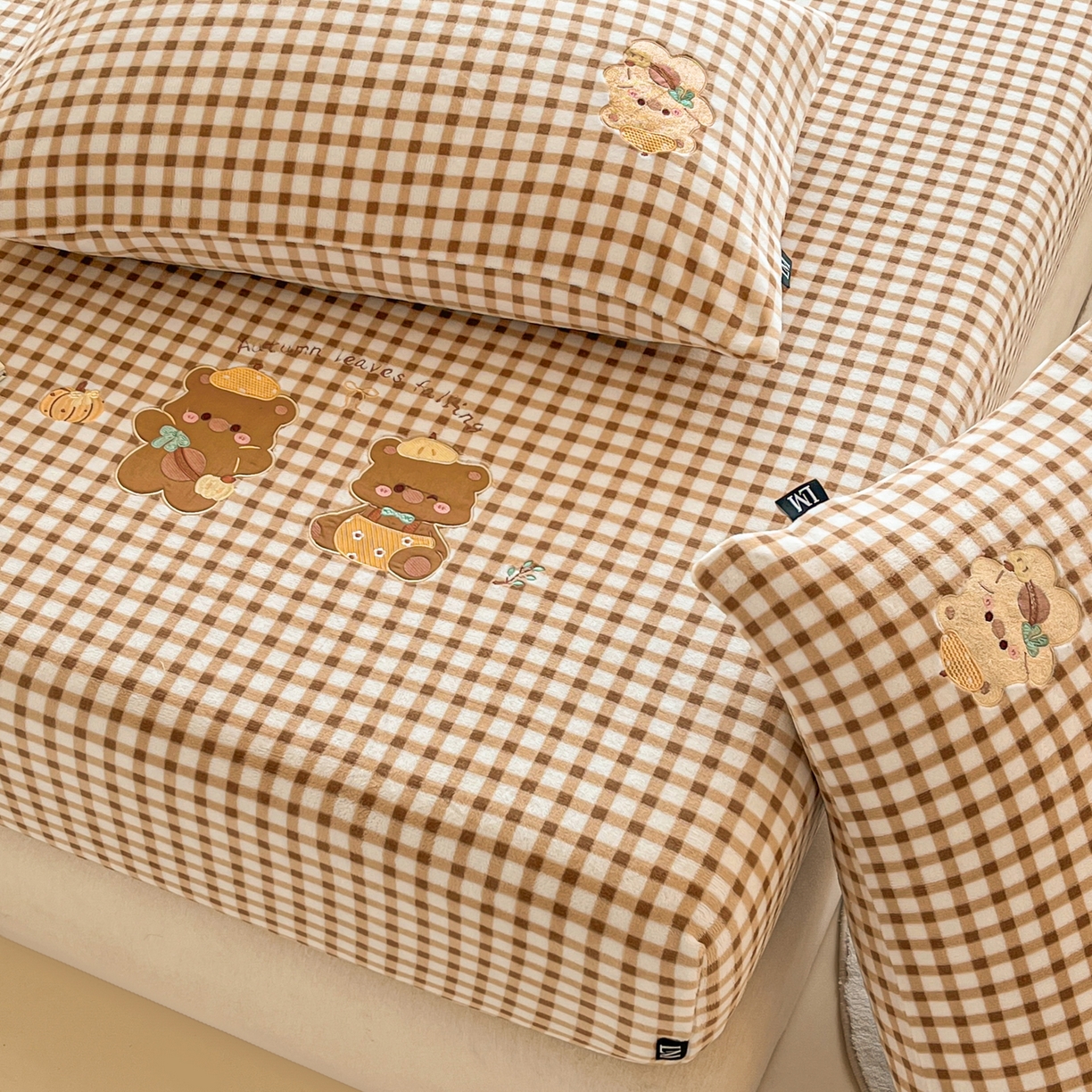 91家纺网 家纺一手货源 找家纺 乐美家纺 2025新款A类高克重贴布绣牛奶绒床笠三件套 南瓜小猪