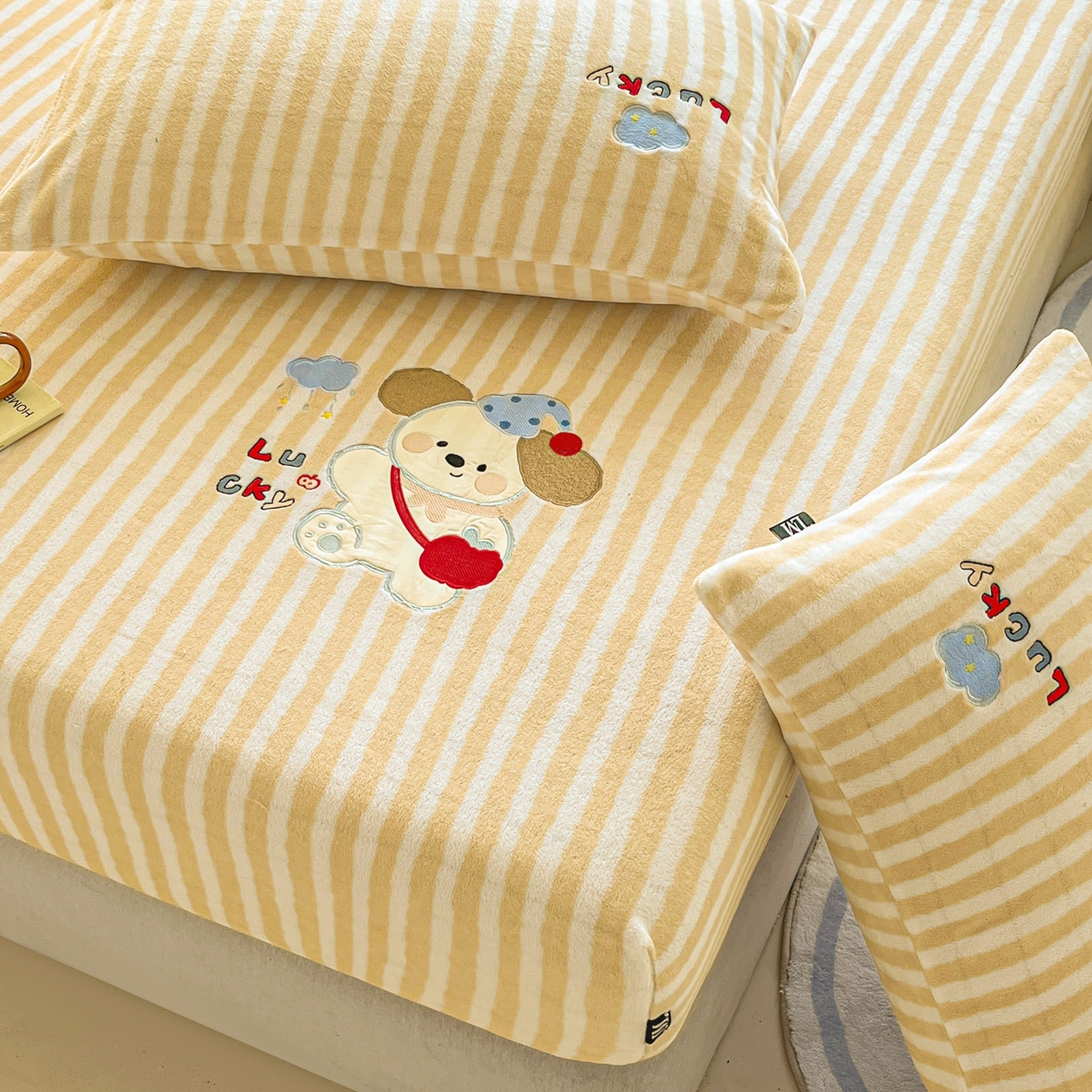 91家纺网 家纺一手货源 找家纺 （总）乐美家纺 2025新款A类高克重贴布绣牛奶绒床笠三件套