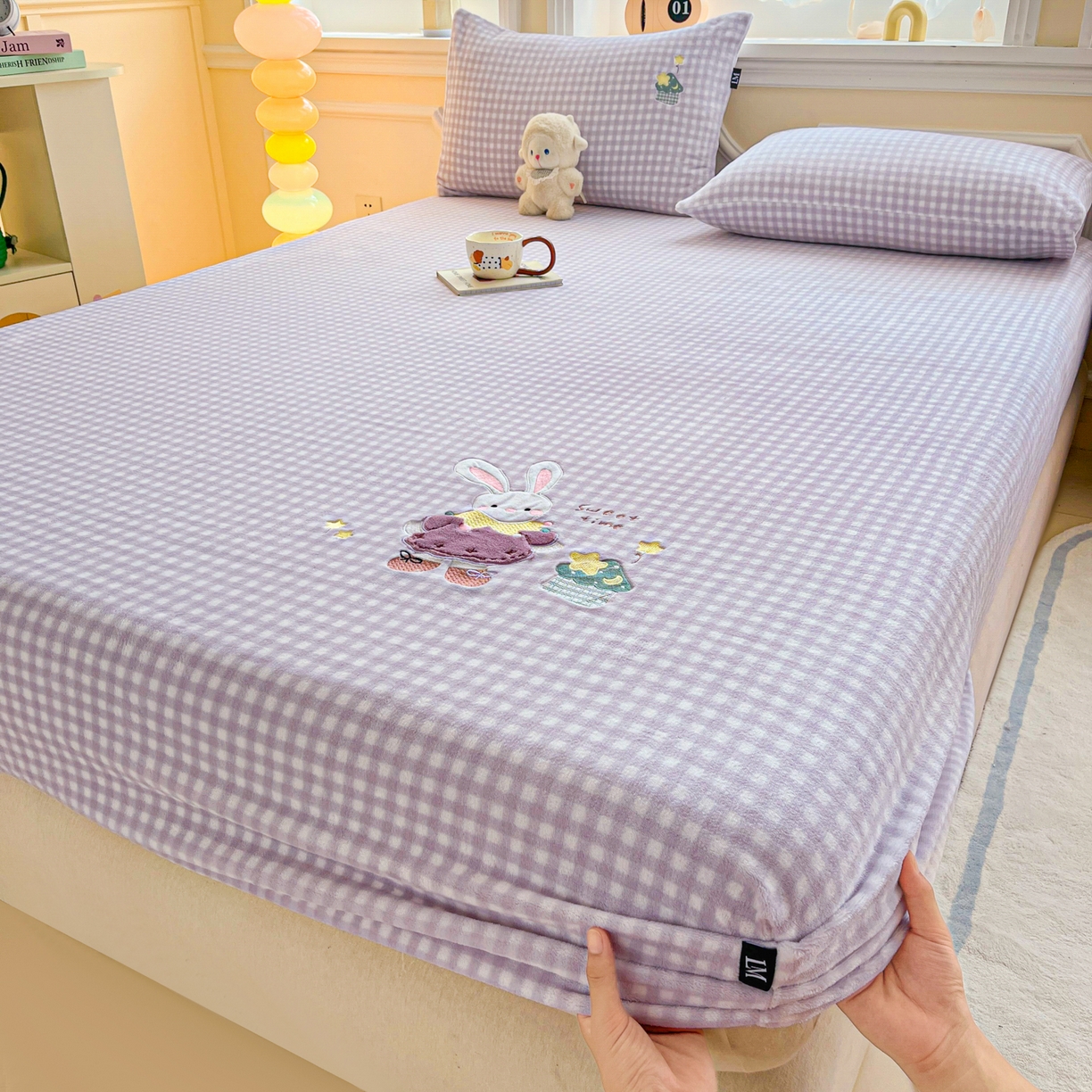 91家纺网 家纺一手货源 找家纺 乐美家纺 2025新款A类高克重贴布绣牛奶绒床笠三件套 星星兔