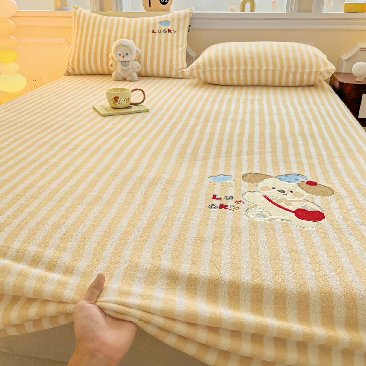 91家纺网 家纺一手货源 找家纺 乐美家纺 2025新款A类高克重贴布绣牛奶绒床笠三件套 快乐小狗