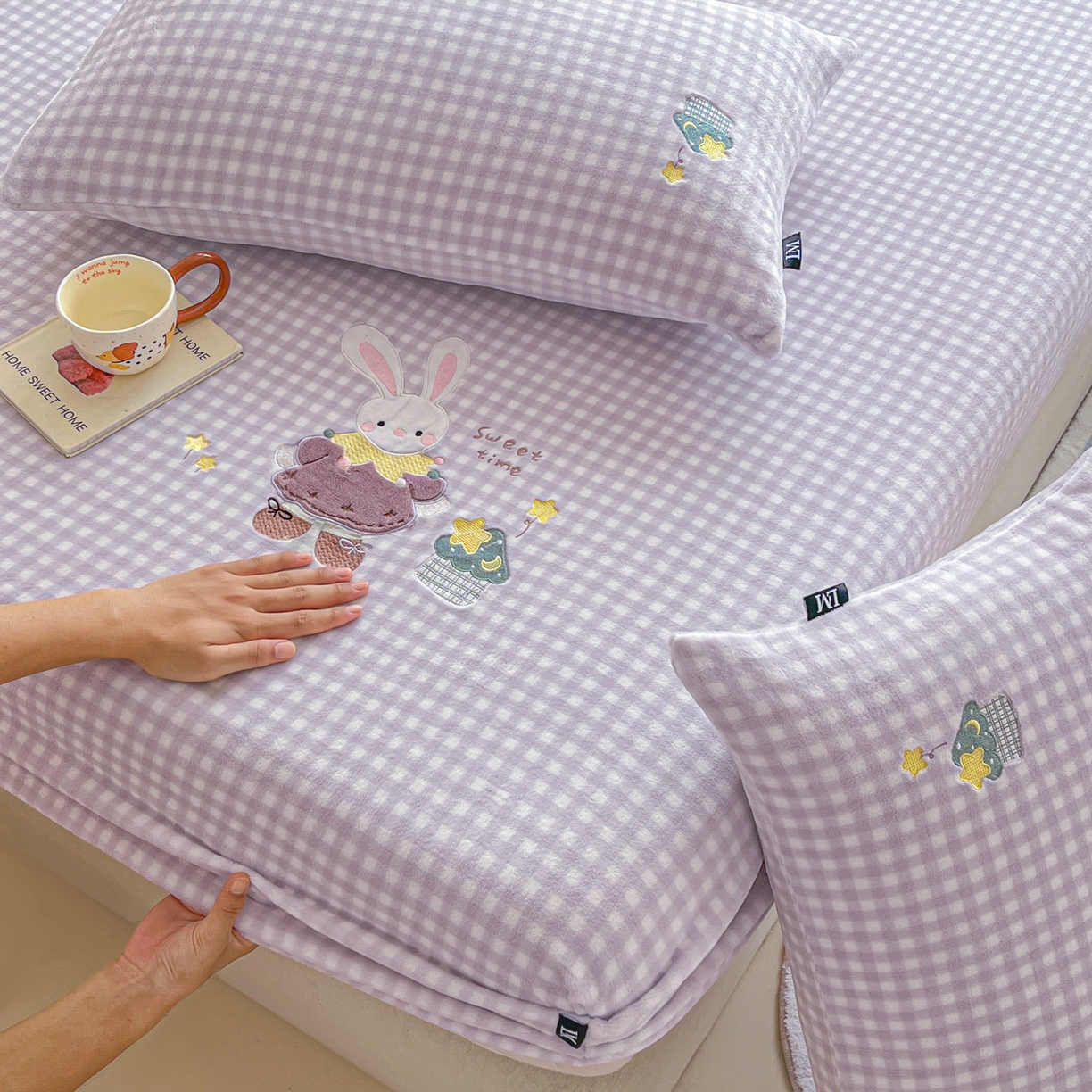 91家纺网 家纺一手货源 找家纺 乐美家纺 2025新款A类高克重贴布绣牛奶绒床笠三件套 星星兔