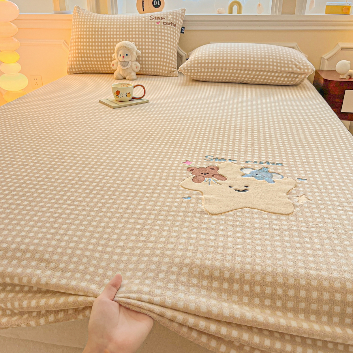 91家纺网 家纺一手货源 找家纺 乐美家纺 2025新款A类高克重贴布绣牛奶绒床笠三件套 萌萌星