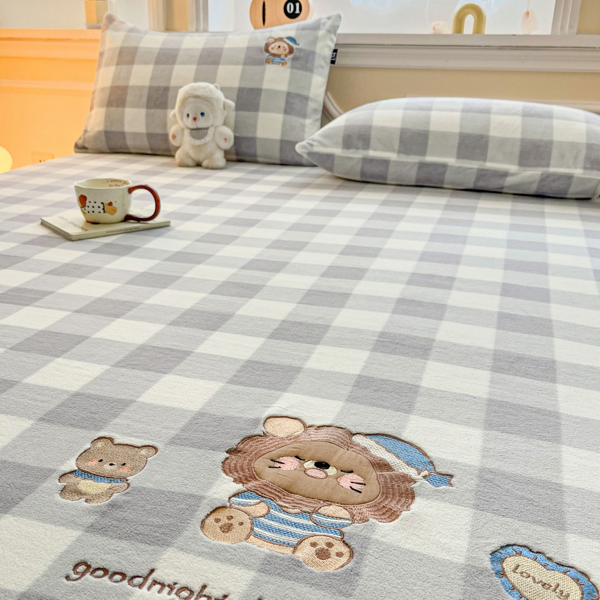 91家纺网 家纺一手货源 找家纺 乐美家纺 2025新款A类高克重贴布绣牛奶绒床笠三件套 早安小狮子