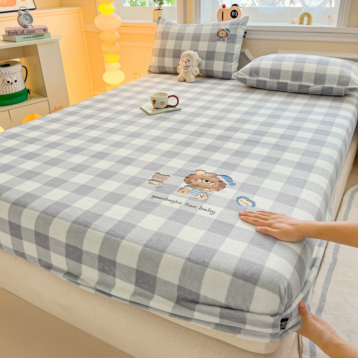 91家纺网 家纺一手货源 找家纺 乐美家纺 2025新款A类高克重贴布绣牛奶绒床笠三件套 早安小狮子