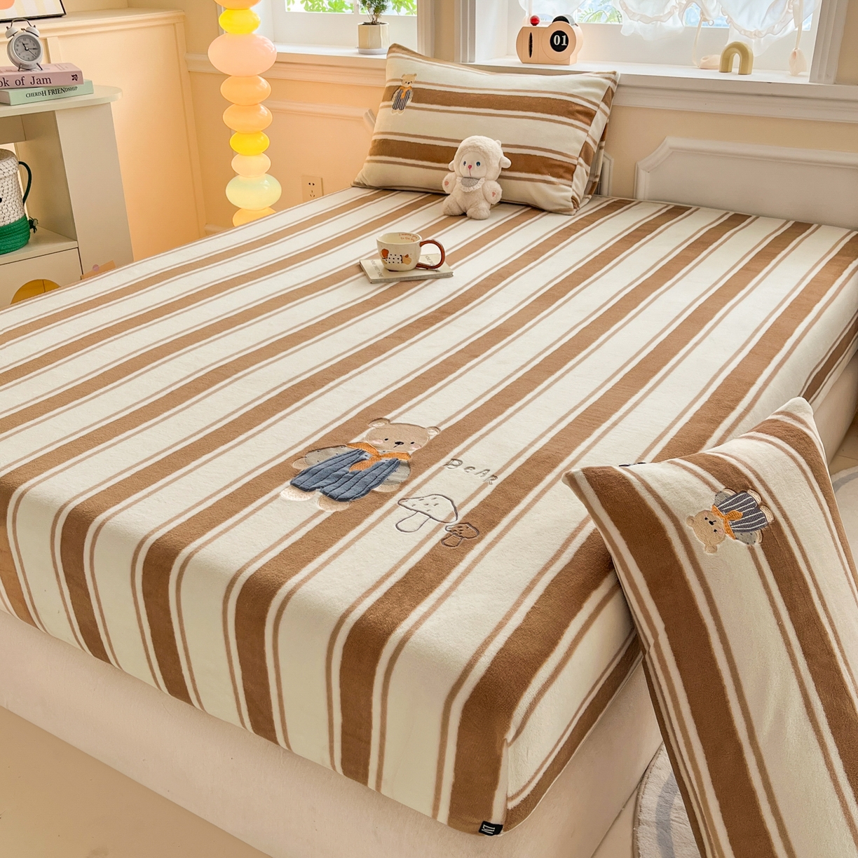 乐美家纺 2025新款A类高克重贴布绣牛奶绒床笠三件套 蘑菇熊