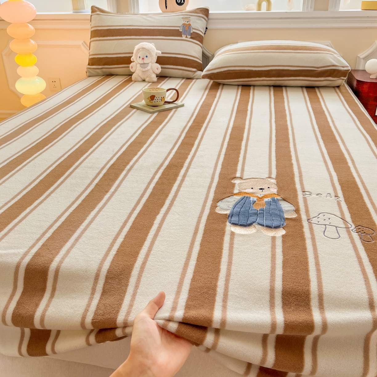 91家纺网 家纺一手货源 找家纺 乐美家纺 2025新款A类高克重贴布绣牛奶绒床笠三件套 蘑菇熊