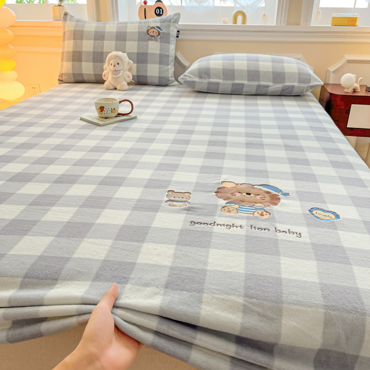 91家纺网 家纺一手货源 找家纺 乐美家纺 2025新款A类高克重贴布绣牛奶绒床笠三件套 早安小狮子