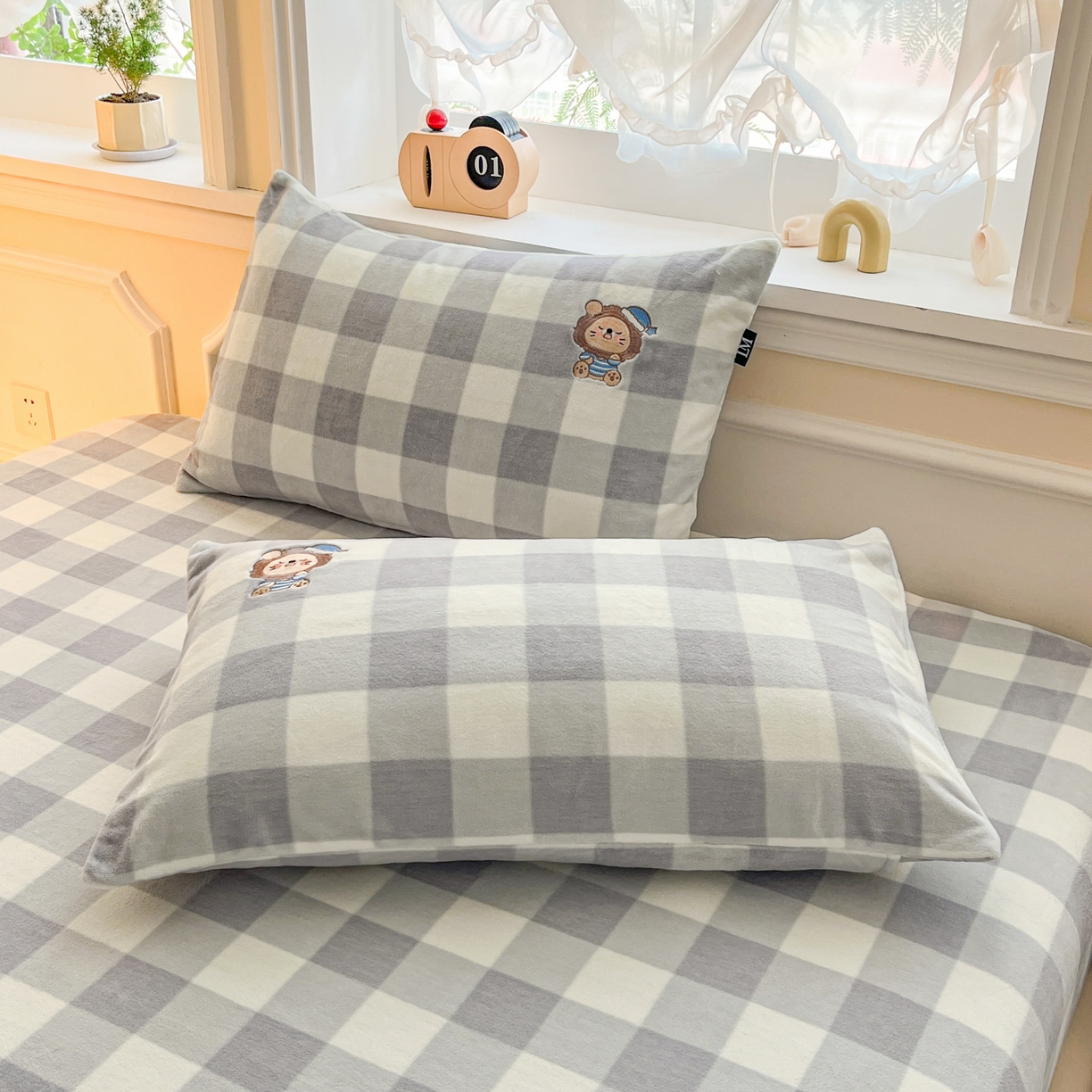 91家纺网 家纺一手货源 找家纺 乐美家纺 2025新款A类高克重贴布绣牛奶绒床笠三件套 早安小狮子