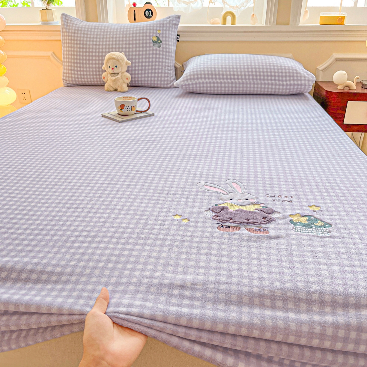 91家纺网 家纺一手货源 找家纺 乐美家纺 2025新款A类高克重贴布绣牛奶绒床笠三件套 星星兔