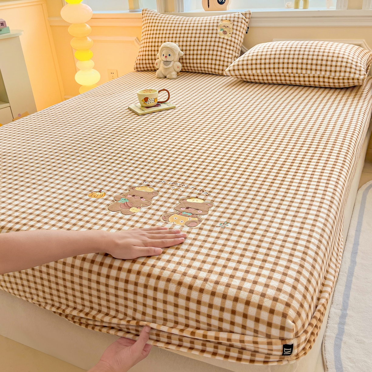 91家纺网 家纺一手货源 找家纺 乐美家纺 2025新款A类高克重贴布绣牛奶绒床笠三件套 南瓜小猪