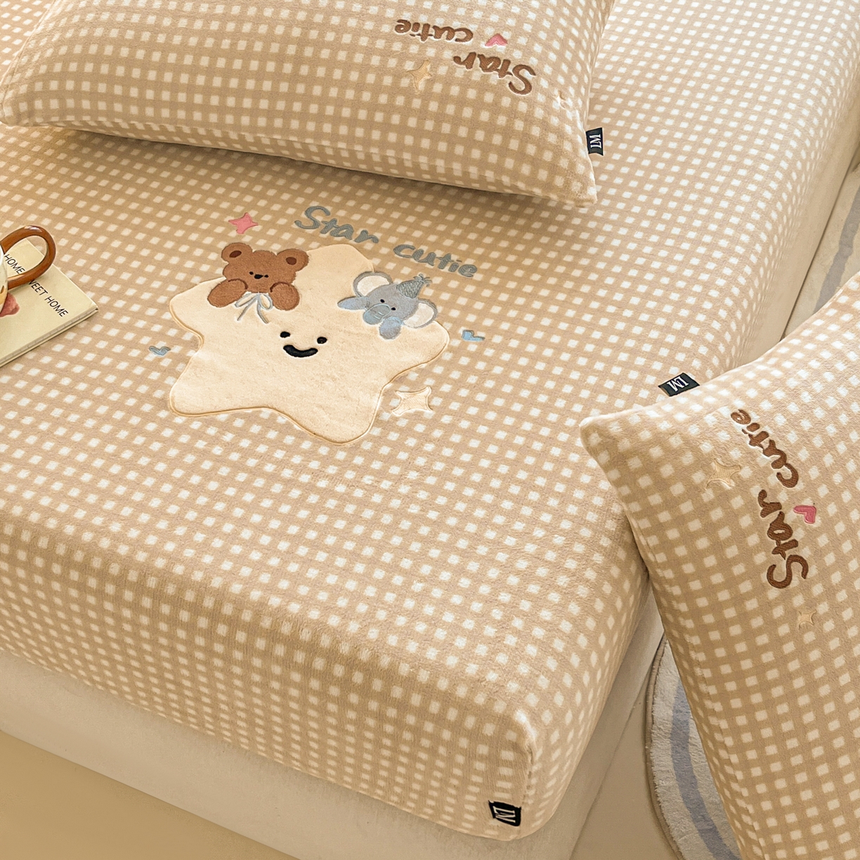 91家纺网 家纺一手货源 找家纺 乐美家纺 2025新款A类高克重贴布绣牛奶绒床笠三件套 萌萌星