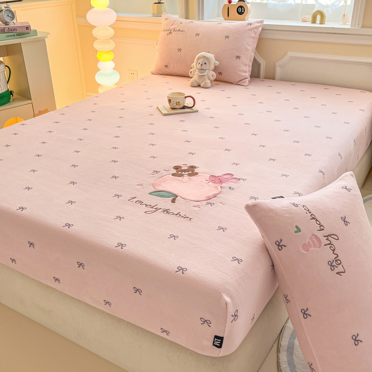 乐美家纺 2025新款A类高克重贴布绣牛奶绒床笠三件套 桃可爱