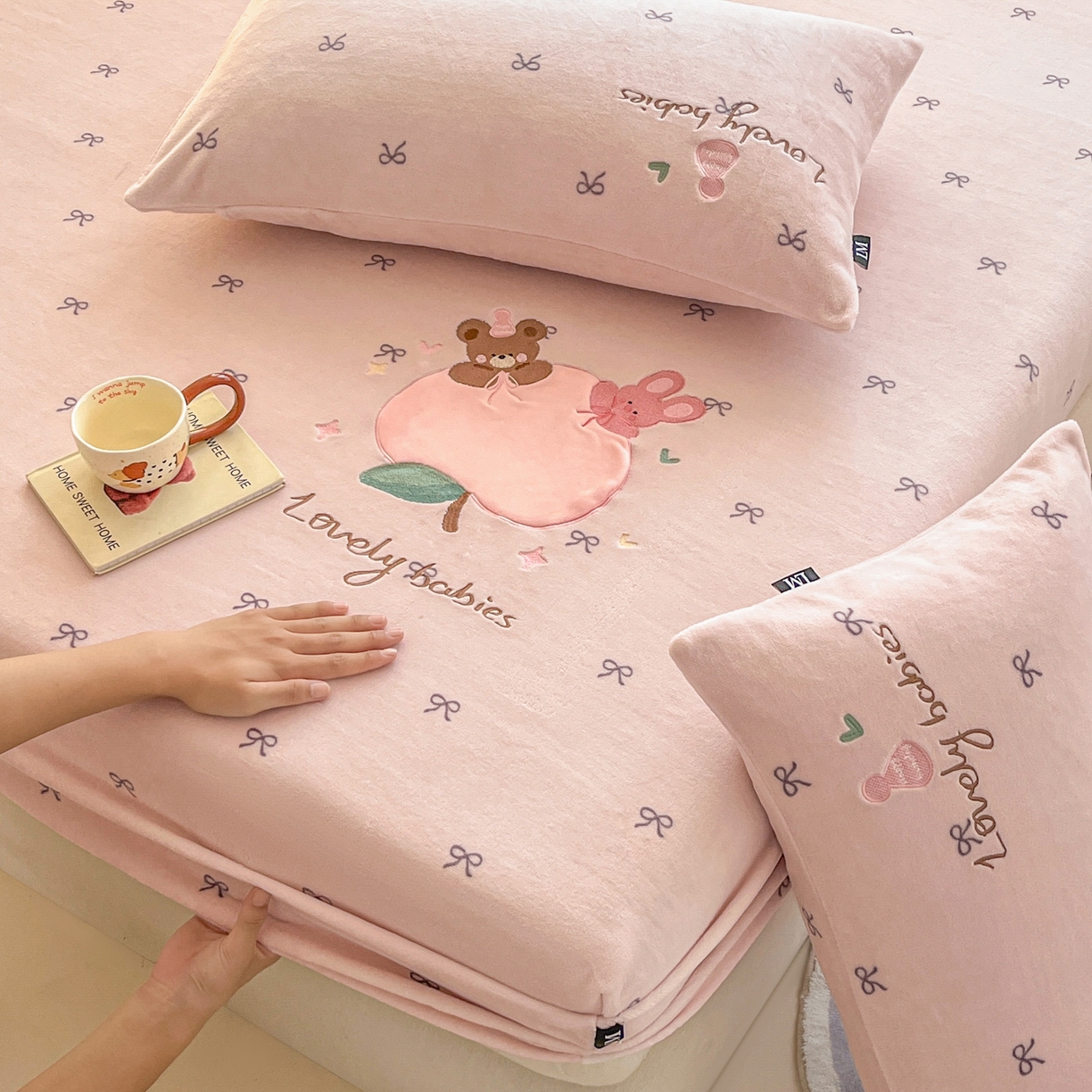 91家纺网 家纺一手货源 找家纺 乐美家纺 2025新款A类高克重贴布绣牛奶绒床笠三件套 桃可爱