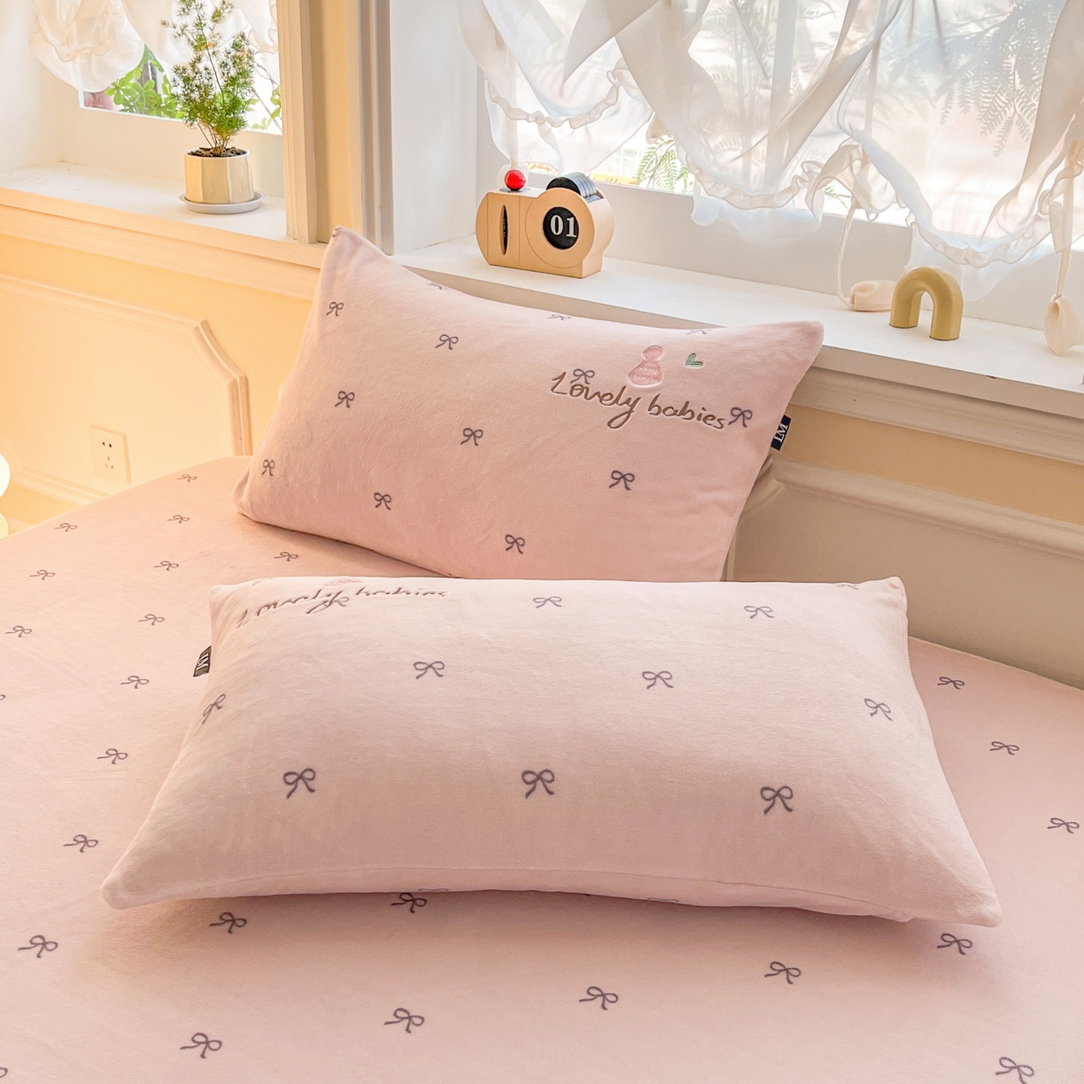 91家纺网 家纺一手货源 找家纺 乐美家纺 2025新款A类高克重贴布绣牛奶绒床笠三件套 桃可爱