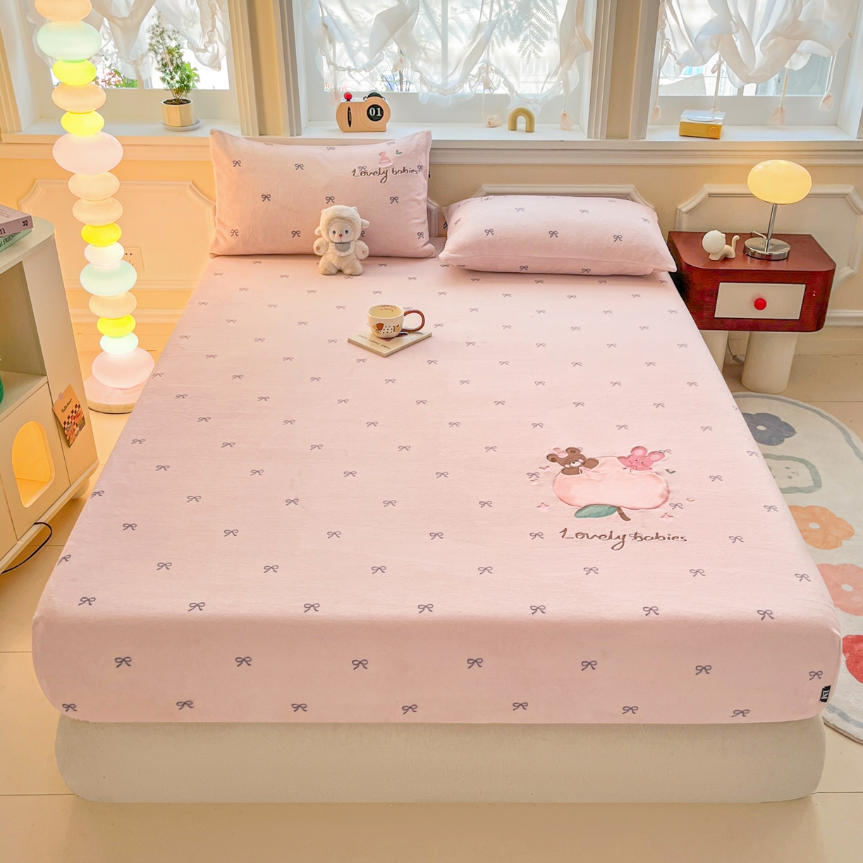 91家纺网 家纺一手货源 找家纺 乐美家纺 2025新款A类高克重贴布绣牛奶绒床笠三件套 桃可爱