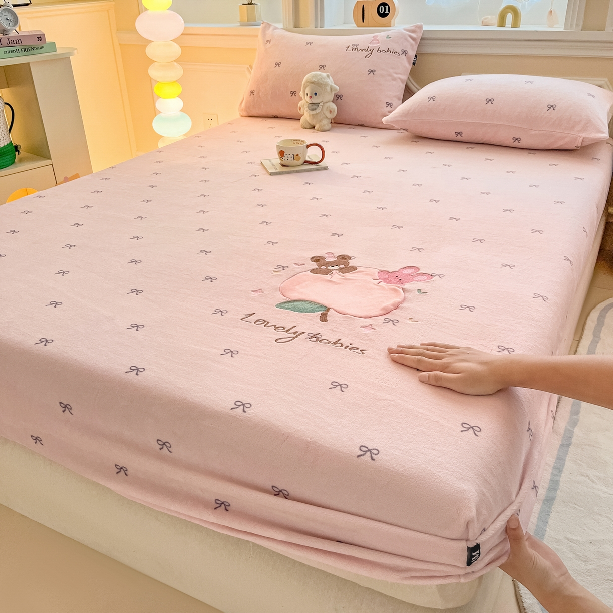 91家纺网 家纺一手货源 找家纺 乐美家纺 2025新款A类高克重贴布绣牛奶绒床笠三件套 桃可爱