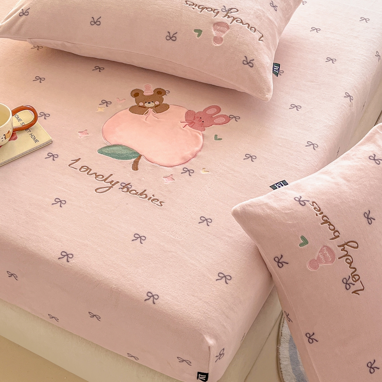 91家纺网 家纺一手货源 找家纺 乐美家纺 2025新款A类高克重贴布绣牛奶绒床笠三件套 桃可爱