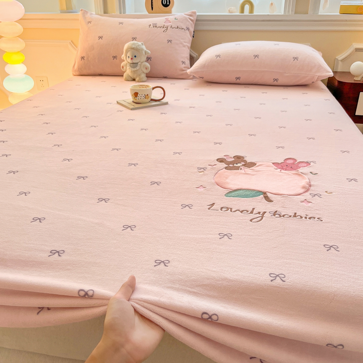 91家纺网 家纺一手货源 找家纺 乐美家纺 2025新款A类高克重贴布绣牛奶绒床笠三件套 桃可爱