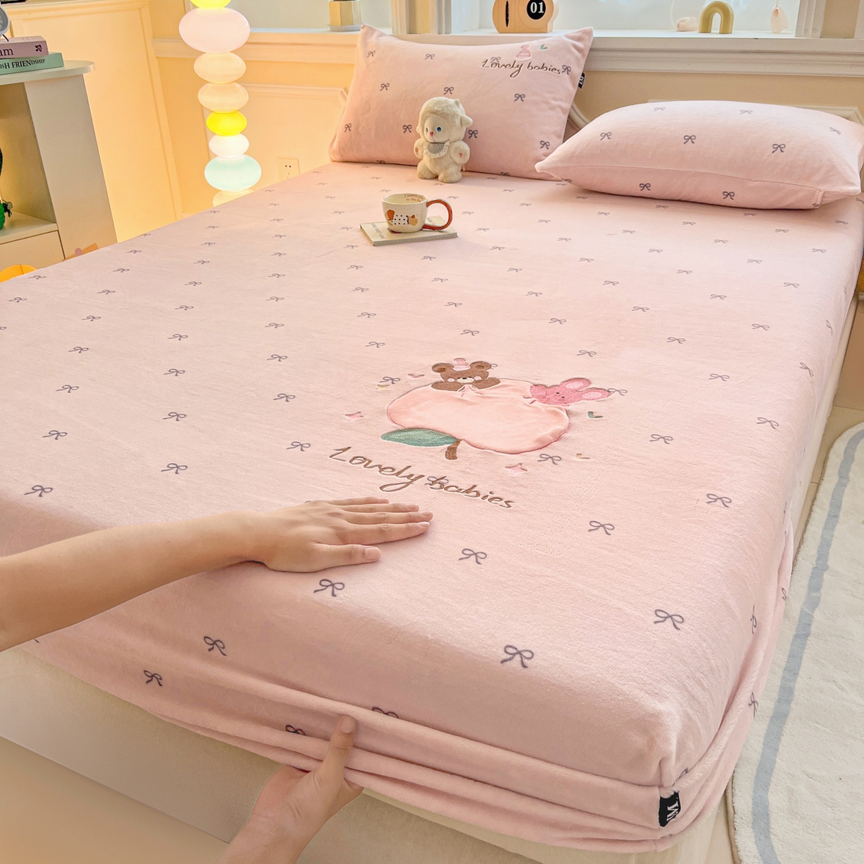 91家纺网 家纺一手货源 找家纺 乐美家纺 2025新款A类高克重贴布绣牛奶绒床笠三件套 桃可爱