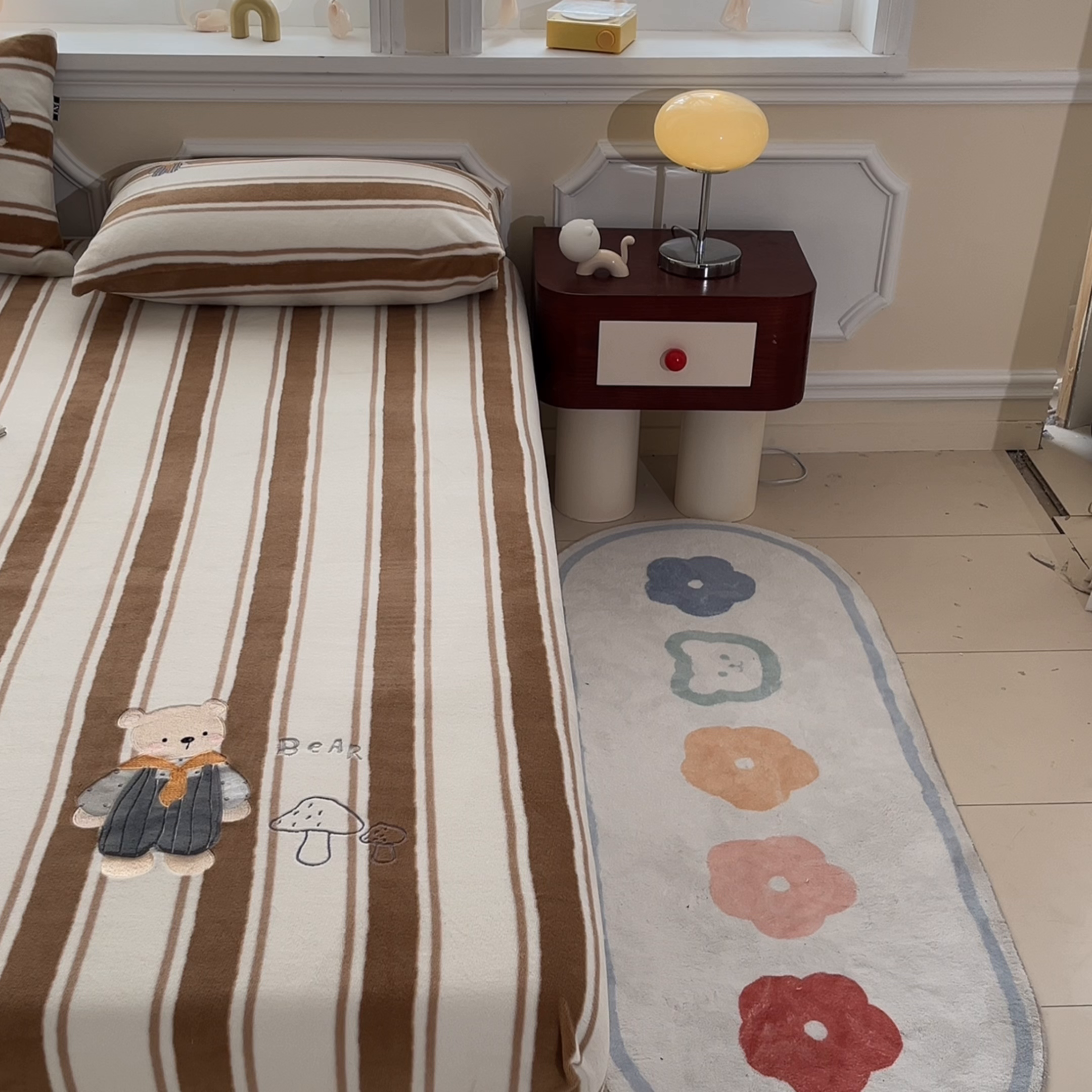 91家纺网 家纺一手货源 找家纺 乐美家纺 2025新款A类高克重贴布绣牛奶绒床笠三件套 蘑菇熊