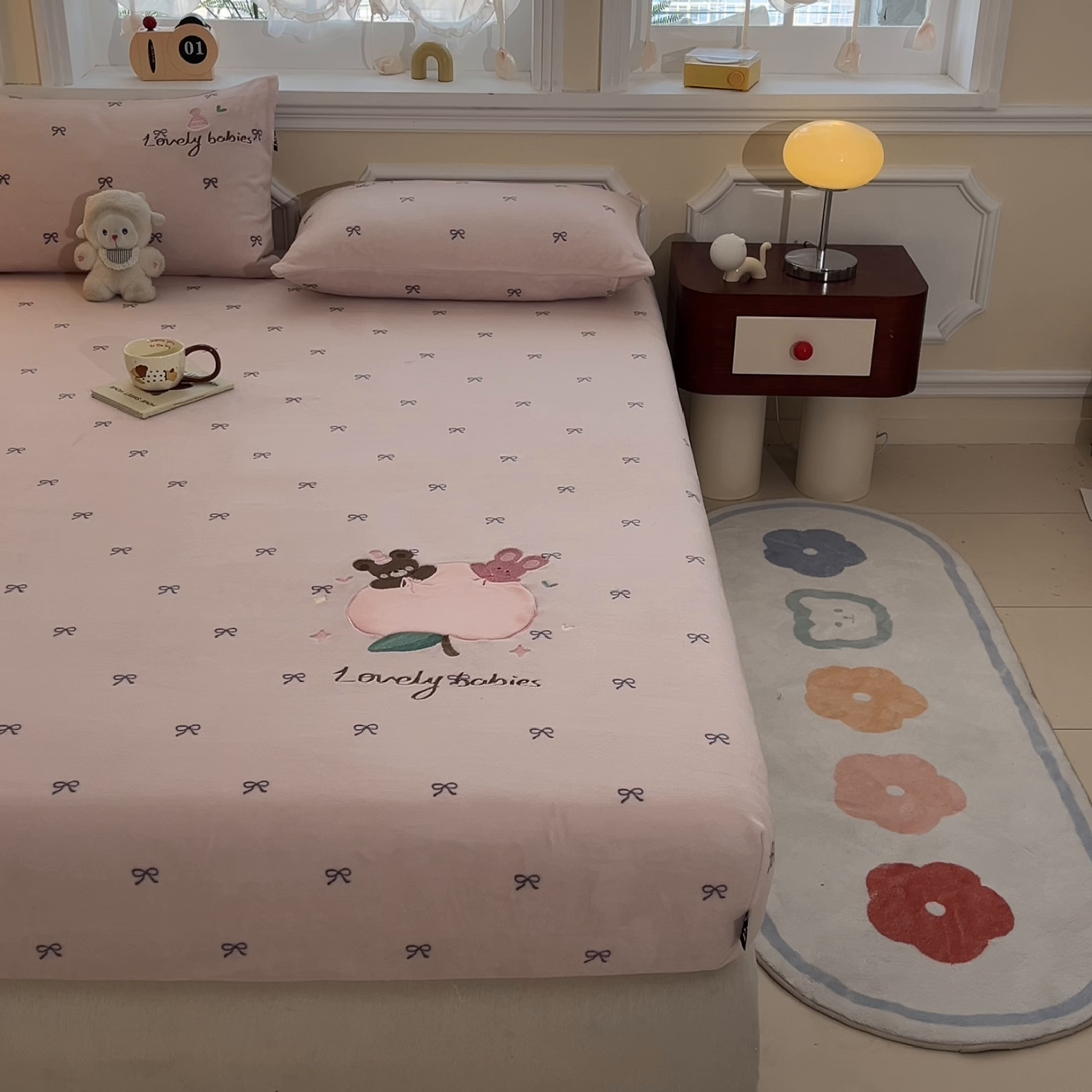 91家纺网 家纺一手货源 找家纺 乐美家纺 2025新款A类高克重贴布绣牛奶绒床笠三件套 桃可爱