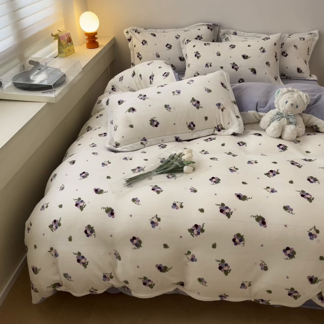 91家纺网 家纺一手货源 找家纺 瑞莱 2025新款A类200克高克重秋冬印花牛奶绒四件套-卡通系列奶油葡萄