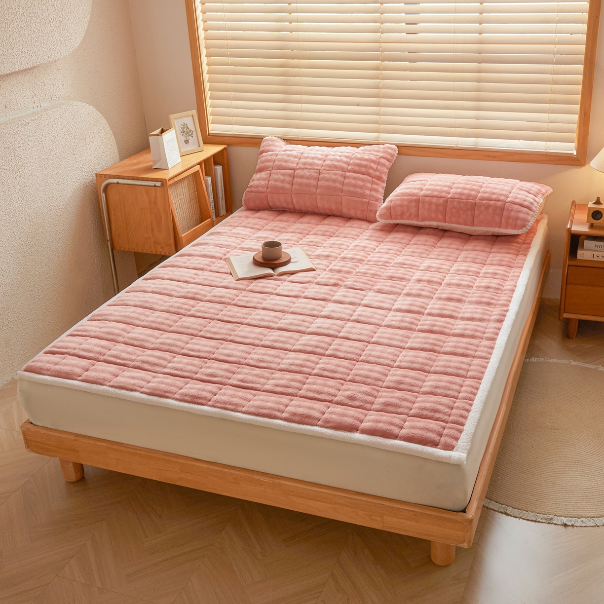 91家纺网 家纺一手货源 找家纺 鑫顺欣 2025新款泡泡牛奶绒床垫床褥 玫瑰粉