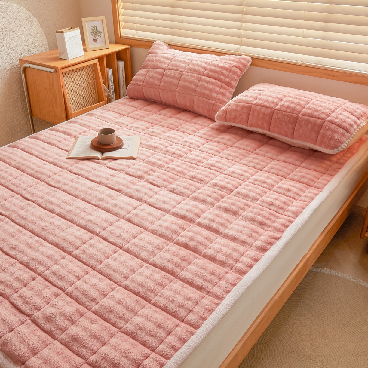 91家纺网 家纺一手货源 找家纺 鑫顺欣 2025新款泡泡牛奶绒床垫床褥 玫瑰粉