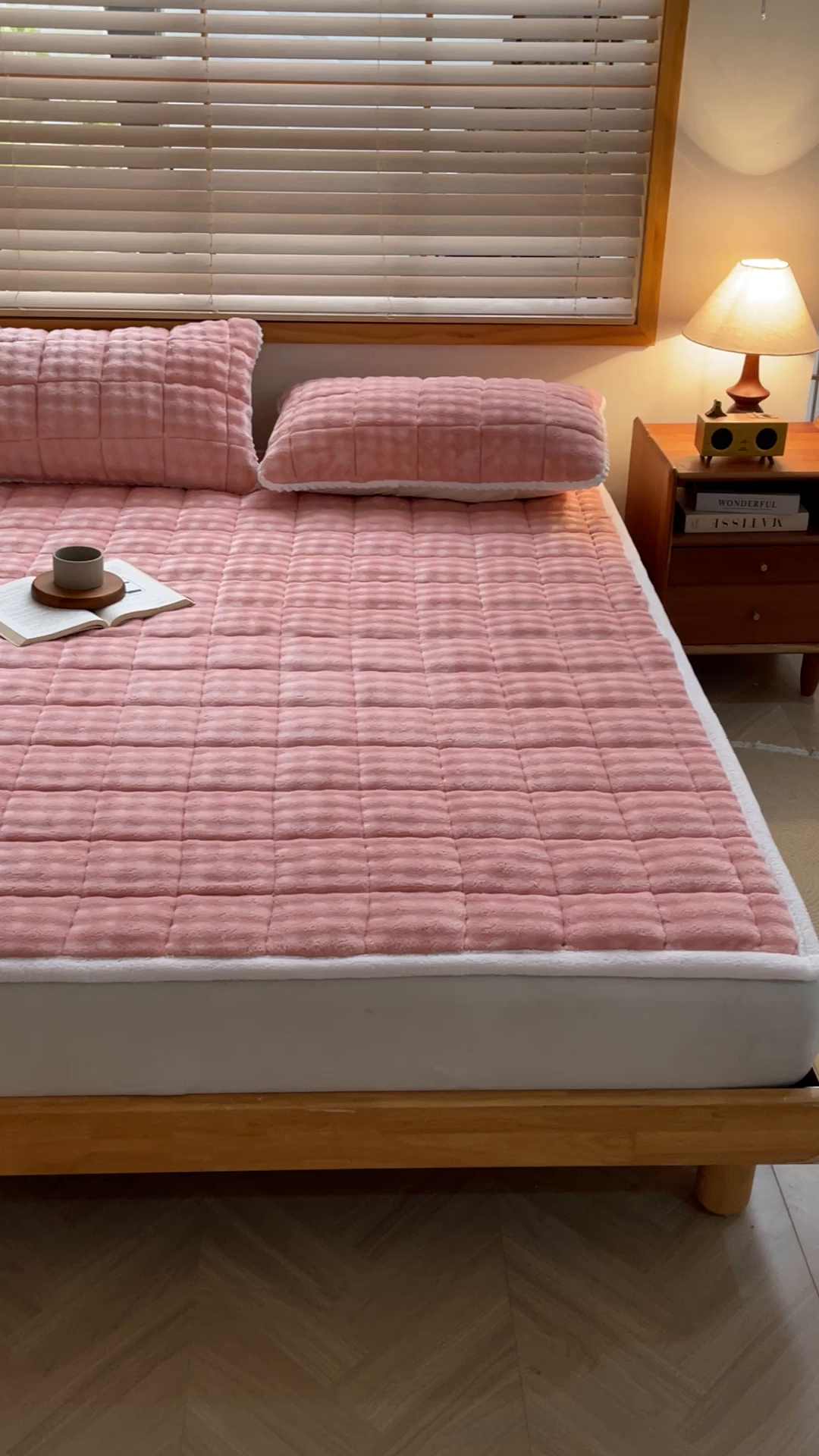 91家纺网 家纺一手货源 找家纺 鑫顺欣 2025新款泡泡牛奶绒床垫床褥 玫瑰粉