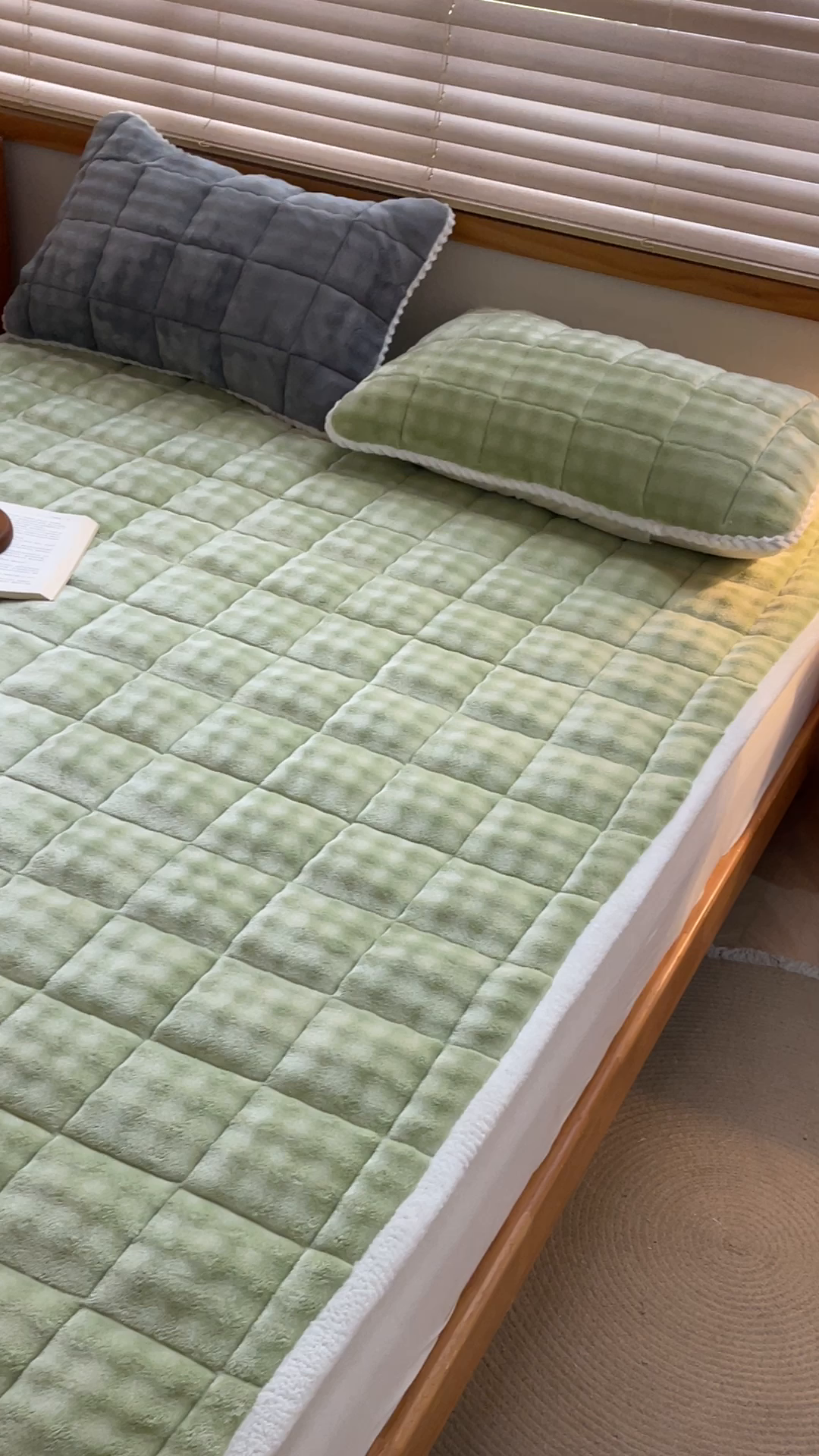 91家纺网 家纺一手货源 找家纺 鑫顺欣 2025新款泡泡牛奶绒床垫床褥 抹茶绿