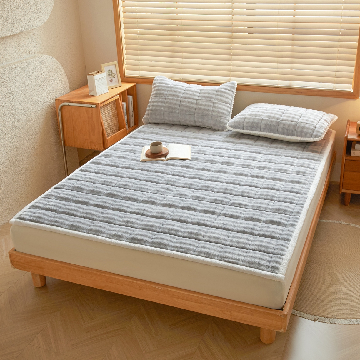 91家纺网 家纺一手货源 找家纺 鑫顺欣 2025新款泡泡牛奶绒床垫床褥 浅蓝色