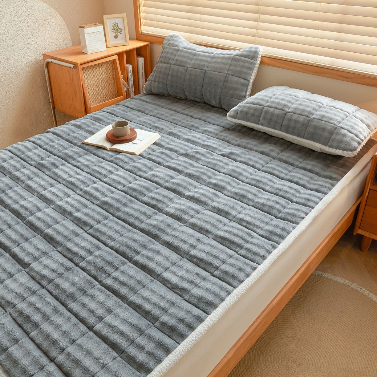 91家纺网 家纺一手货源 找家纺 鑫顺欣 2025新款泡泡牛奶绒床垫床褥 星空灰