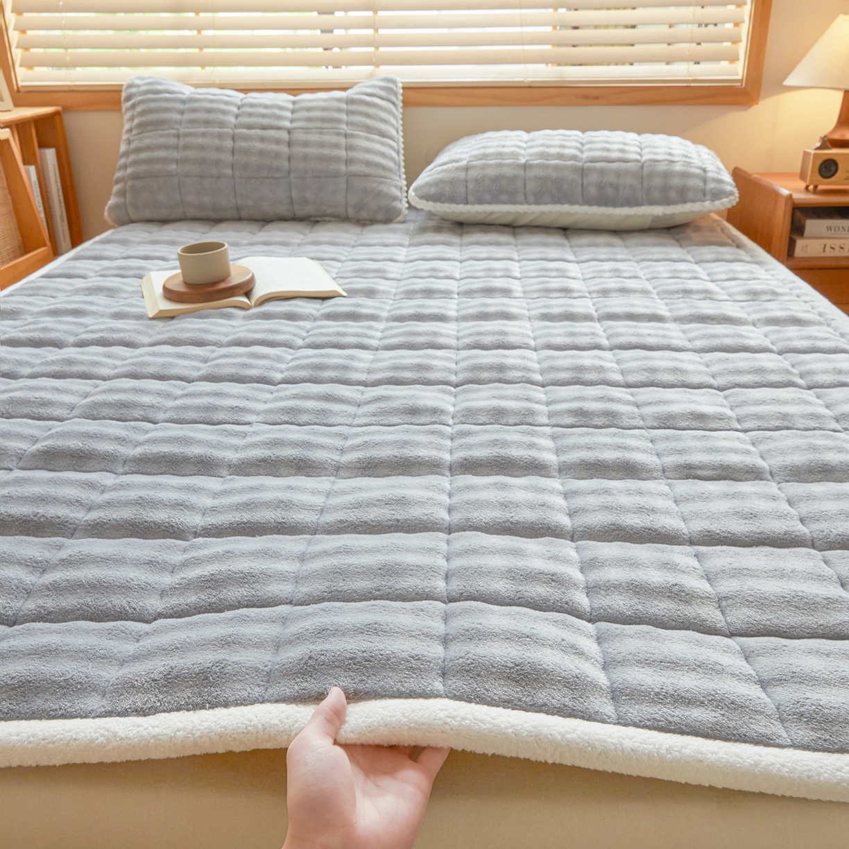 91家纺网 家纺一手货源 找家纺 鑫顺欣 2025新款泡泡牛奶绒床垫床褥 浅蓝色