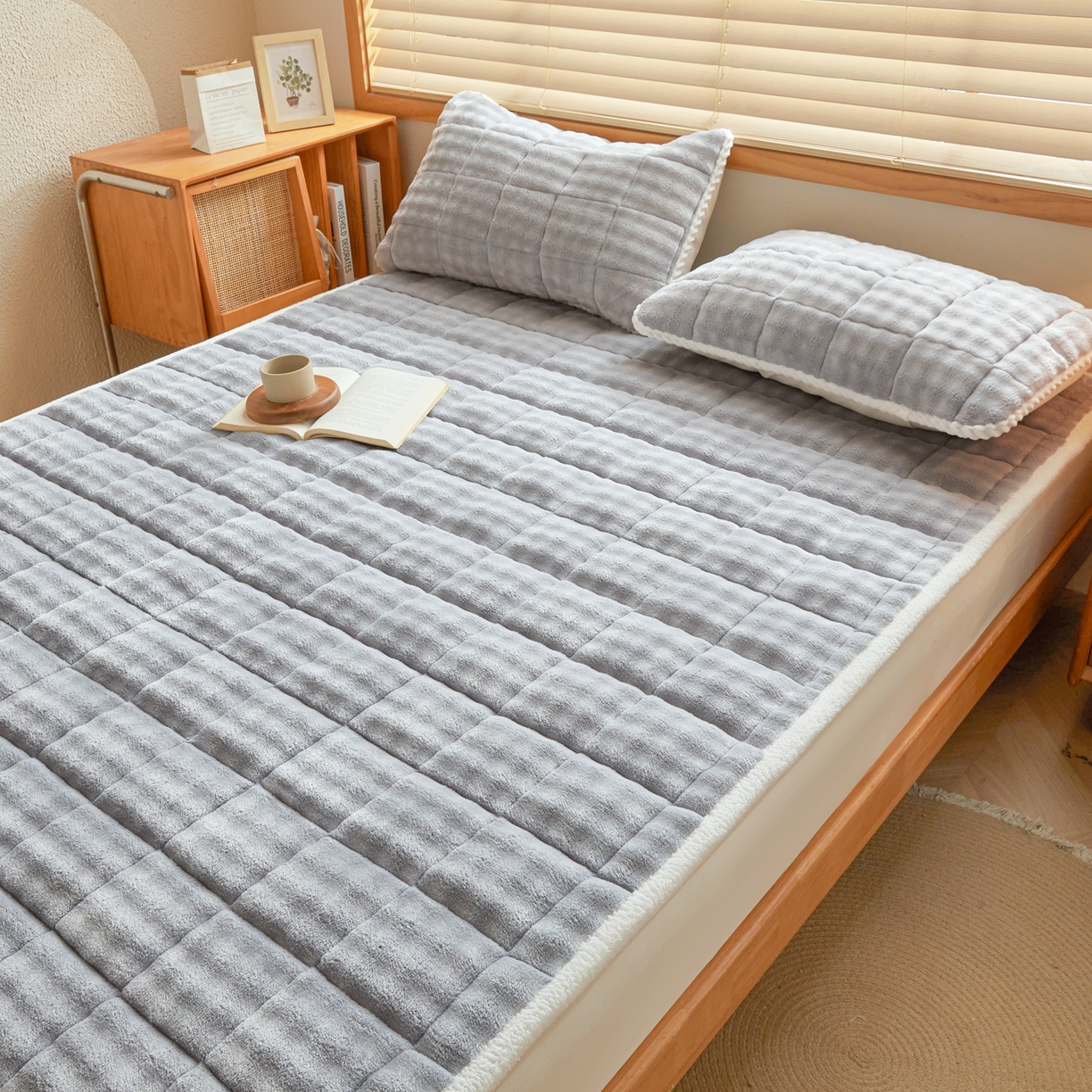 91家纺网 家纺一手货源 找家纺 鑫顺欣 2025新款泡泡牛奶绒床垫床褥 浅蓝色