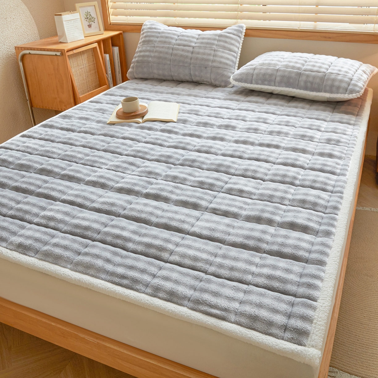 91家纺网 家纺一手货源 找家纺 鑫顺欣 2025新款泡泡牛奶绒床垫床褥 浅蓝色