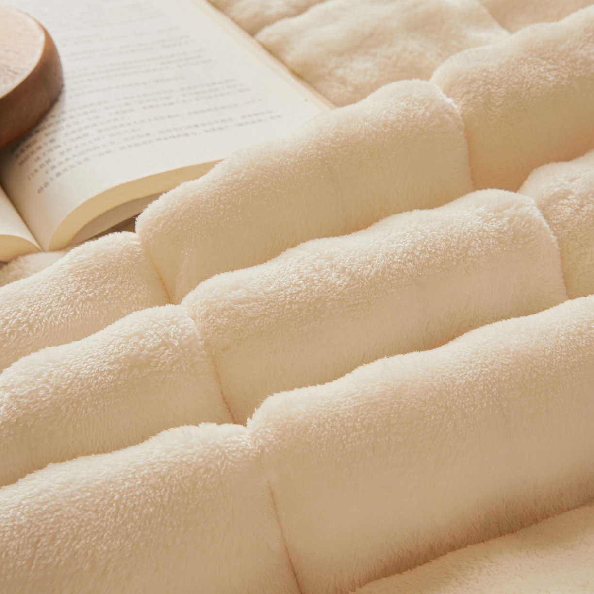 91家纺网 家纺一手货源 找家纺 鑫顺欣 2025新款泡泡牛奶绒床垫床褥 奶白色